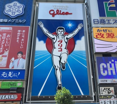 Papan reklame raksasa Glico Man di kawasan Dotonbori, Osaka. Foto: Dok. Ezaki Glico Museum