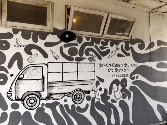 Tembok di Pondok Pesantren Krapyak Yayasan Ali Maksum, Bantul, DI Yogyakarta, Sabtu (27/9/2025). Foto: Arfiansyah Panji Purnandaru/kumparan