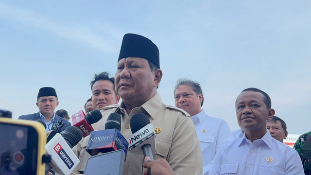 Presiden Prabowo Subianto memberikan keterangan pers usai tiba di Tanah Air pada Sabtu (27/9/2025).  Foto: Luthfi Humam/kumparan