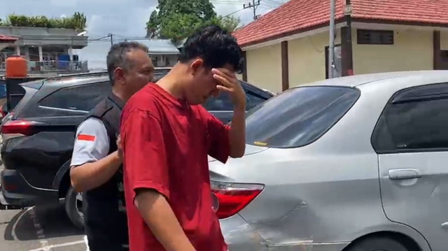 Oknum guru saat menyerahkan diri ke Polres Lubuklinggau. Foto : Dok Polres Lubuklinggau