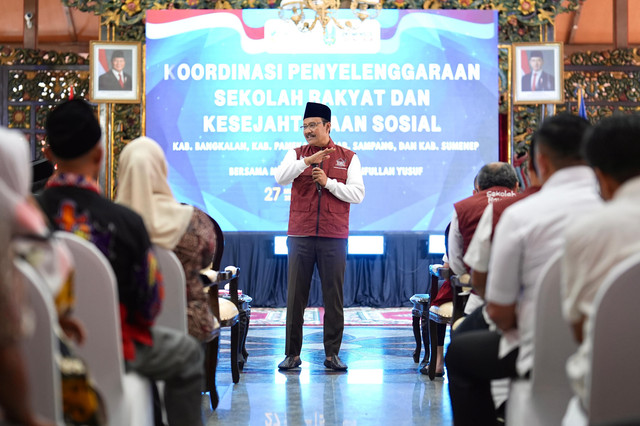 Menteri Sosial Saifullah Yusuf (Gus Ipul) saat memberikan arahan dalam kegiatan Koordinasi Penyelenggaraan Sekolah Rakyat dan Kesejahteraan Sosial di Kabupaten Bangkalan, Jawa Timur, Sabtu (27/9/2025).  Foto: Ayub Argyan Atmaja/Biro Humas Kemensos