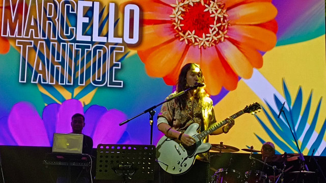 Penyanyi Ello bawakan lagu mendiang ibunya, Diana Nasution, saat tampil di suatu acara. Foto: Dok. Istimewa