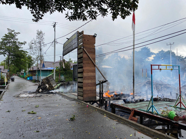 Pos Satgas TNI di Jalan Pemda, Distrik Agats, Kabupaten Asmat, Provinsi Papua Selatan, dibakar massa pada Sabtu (27/9). Foto: Dok. Istimewa