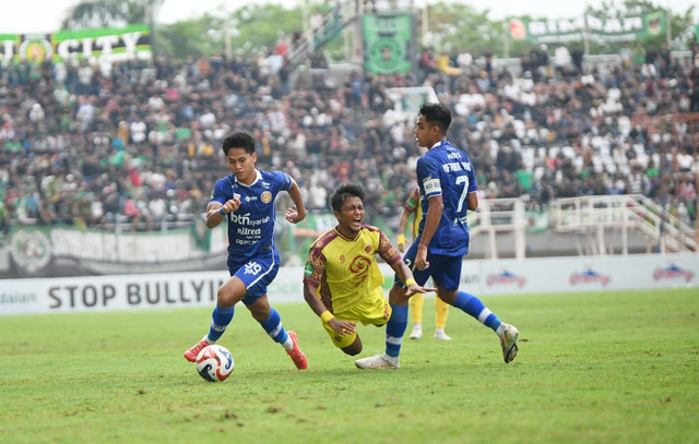 Pemain Sriwijaya saat ditekel Kapten Tim Persiraja Miftahul Hamdi saat laga pekan ketiga Championship 2025/26 di Stadion Gelora Sriwijaya Jakabaring, Palembang Jumat (26/9/2025). Foto : Media Officer Sriwijaya FC
