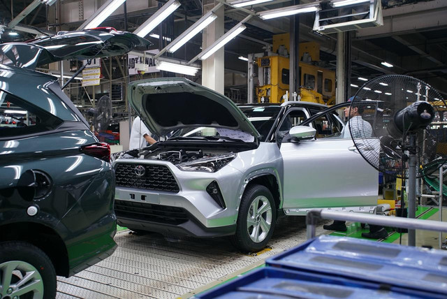 Proses perakitan mobil Toyota Yaris Cross di Karawang Plant. Foto: dok. TMMIN