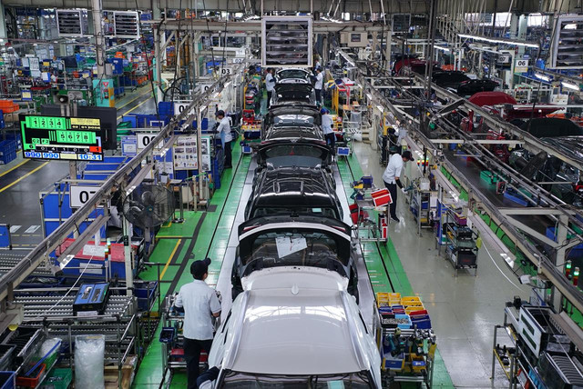 Proses perakitan mobil Toyota di Karawang Plant. Foto: dok. TMMIN