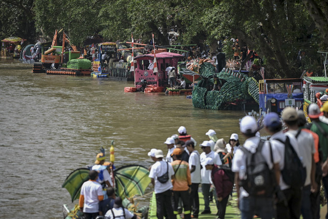 Warga menyaksikan Festival Perahu Cinta Lingkungan (Cilung) 2025 yang digelar di Inspeksi Ciliwung, Pancoran, Jakarta Selatan, Minggu (28/9/2025). Foto: Jamal Ramadhan/kumparan
