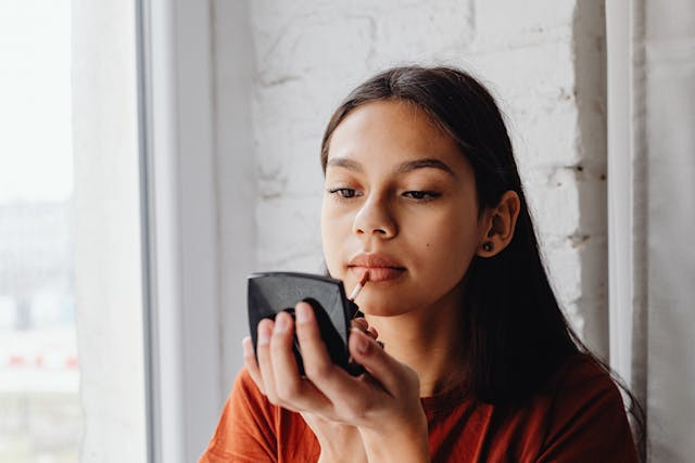 ilustrasi Lipstik anak muda zaman sekarang - foto:pexels/Kaboompics