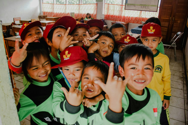 Ilustrasi Murid Sekolah Dasar (Sumber: Foto oleh Raiza Azkaril dari Pexels: https://www.pexels.com/id-id/foto/teman-teman-kawan-sahabat-imut-5849168/)