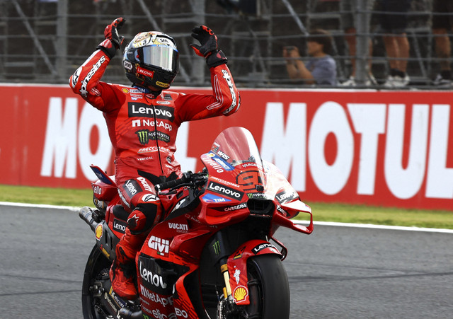 Marc Marquez dari Tim Ducati Lenovo merayakan kemenangannya setelah finis di posisi kedua di Grand Prix Jepang dan menjadi Juara Dunia MotoGP 2025 di Mobility Resort Motegi, Motegi, Jepang, Minggu (28/9/2025). Foto: Kim Kyung-Hoon/REUTERS