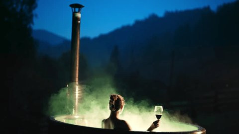 Illustrasi orang mandi malam. Shutterstock