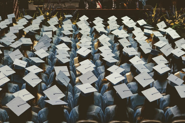 Kuliah Kelas Karyawan Murah di Jakarta. Foto hanya sebagai ilustrasi saja, bukan gambar sebenarnya. Sumber: Unsplash/Joshua Hoehne.