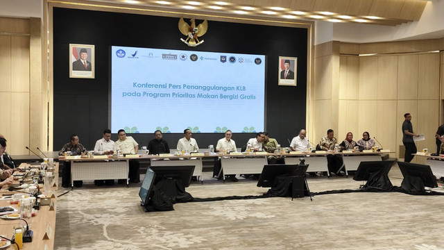 Konferensi pers penanggulangan KLB pada Program Prioritas Makan Bergizi Gratis di Kantor Kemenkes, Jakarta Selatan, Minggu (28/9/2025). Foto: Jonathan Devin/kumparan