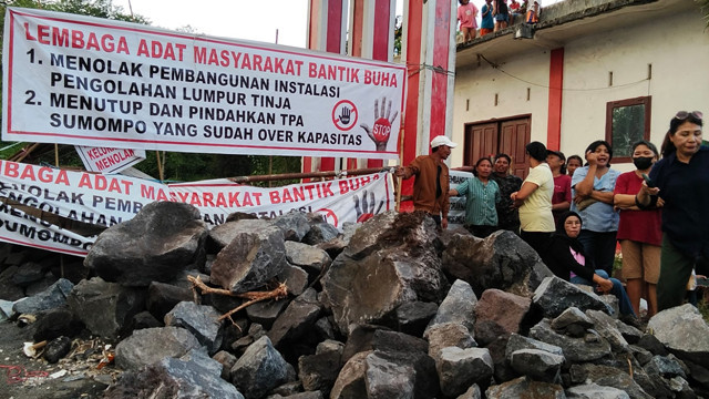 Bebatuan diletakkan di depan pintu masuk TPA Sumompo Manado sebagai bentuk aksi blokir warga yang menolak lokasi itu dijadikan tempat pembangunan Instalasi Pengelolaan Lumpur Tinja (IPLT). foto: dokumen