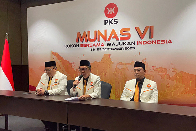 Presiden PKS Al Muzammil Yusuf (tengah) dalam konferensi pers jelang Munas VI PKS di The Sultan Hotel & Residence, Jakarta, Minggu (28/9/2025). Foto: Fadhil Pramudya/kumparan