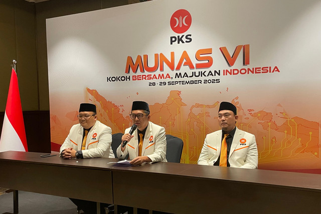 Presiden PKS Al Muzammil Yusuf (tengah) dalam konferensi pers jelang Munas VI PKS di The Sultan Hotel & Residence, Jakarta, Minggu (28/9/2025). Foto: Fadhil Pramudya/kumparan