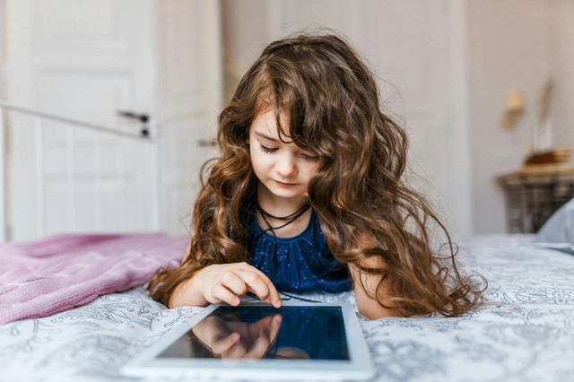 Seorang anak yang sedang bermain gadget. Sumber: Pexels