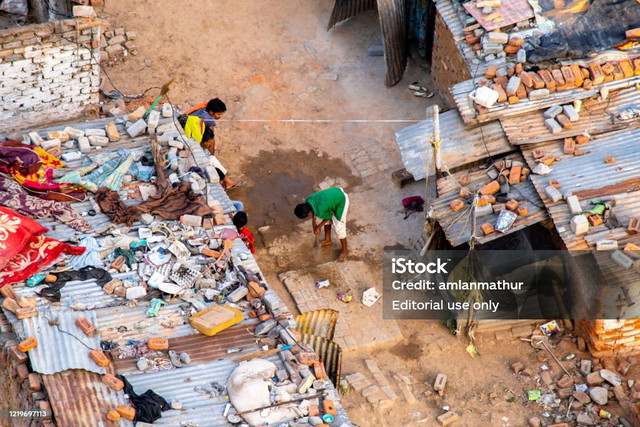 https://media.istockphoto.com/id/1219697113/id/foto/tembakan-udara-anak-laki-laki-membersihkan-jalan-tanah-antara-rumah-rumah-kumuh-bata-dan-timah.jpg?s=1024x1024&w=is&k=20&c=Ees6PkOmRmcgAGfpA7xeDyxjYUYeTdWSs3K6qtv_B7I=