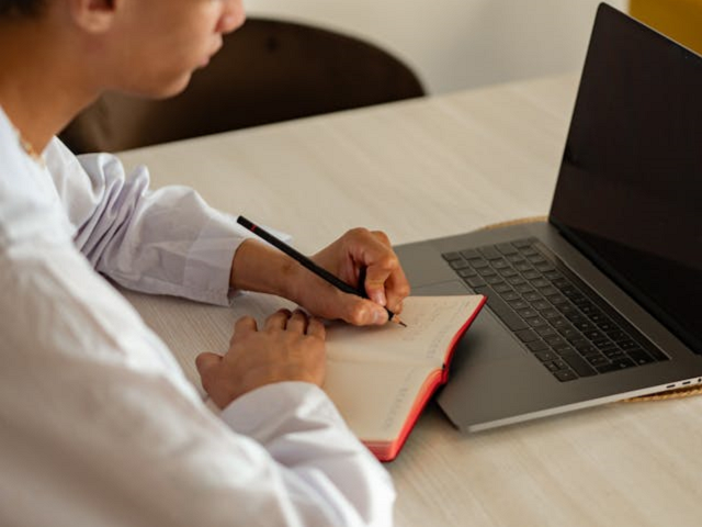 Ilustrasi menurut saudara pentingkah dilakukan uji tertulis. Sumber: pexels.com/MikhailNilov.