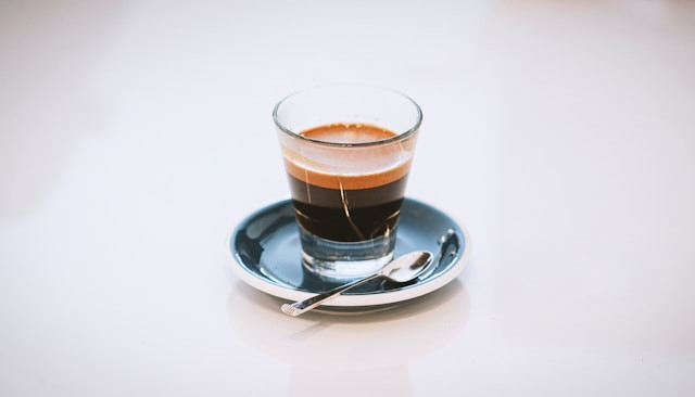 Perbedaan Espresso dan Americano. Foto Hanya Ilustrasi, Bukan Sebenarnya. Sumber Foto: Unsplash.com/Adi Goldstein