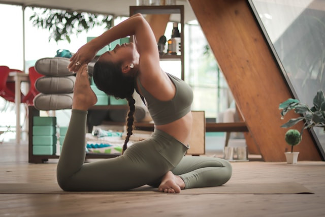 Perbedaan Yoga dan Pilates. Foto Hanya Ilustrasi, Bukan Sebenarnya. Sumber Foto: Unsplash.com/Carl Barcelo