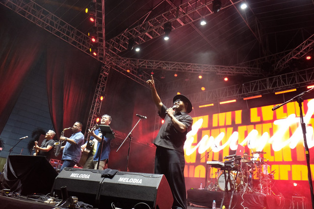 The Bakuucakar tampil bersama Shabrina Leanor lewat karya-karya Glenn Fredly, di panggung Jazz Traffic Surabaya 2025, Minggu (28/9) malam. Foto: Official Jazz Traffic 