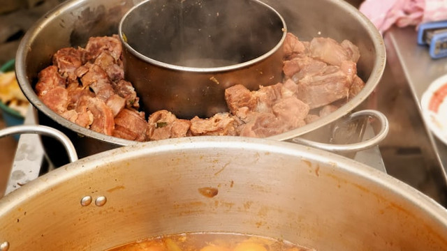5 Rawon Terenak di Surabaya (Foto hanya ilustrasi, bukan menu sebenarnya) Sumber: unsplash/Inna Safa