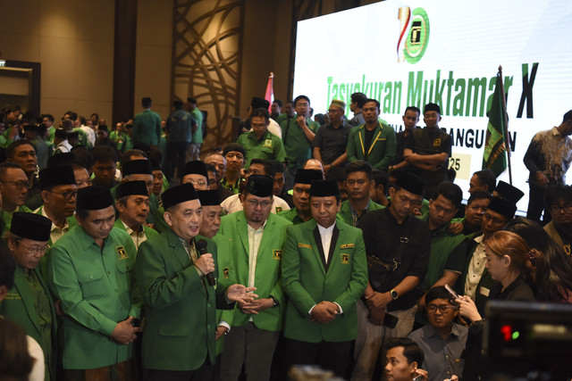 Ketua Umum PPP terpilih Agus Suparmanto (ketiga kiri) didampingi Ketua Majelis Pertimbangan Partai Muhammad Romahurmuziy (tengah) memberikan keterangan pers pada acara Tasyakuran Muktamar X PPP di kawasan Ancol, Jakarta, Minggu (28/9/2025). Foto: Indrianto Eko Suwarso/ANTARA FOTO