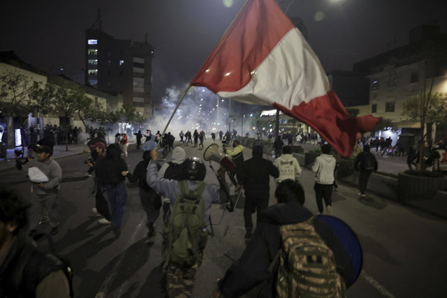 Para pengunjuk rasa berpartisipasi dalam demonstrasi di Lima, Peru, Sabtu (27/9/2025). Foto: Sebastian Castaneda/REUTERS