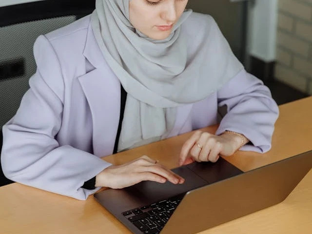 Ilustrasi peserta Program Pendidikan Profesi Guru (PPG) Kemenag batch 3 2025 mengerjakan tugas refleksi. Foto: Pexels