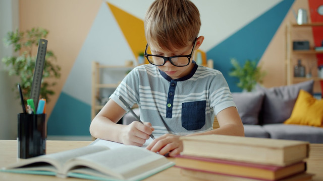 Ilustrasi siswa mengerjakan contoh soal energi dan perubahannya. Foto: Unsplash.com/Vitaly Gariev