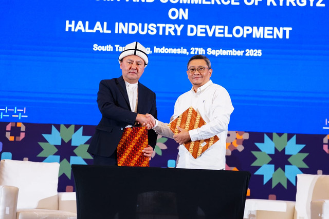 Direktur Pusat Pengembangan Industri Halal Republik Kirgizstan, A.D. Kaiyrbekov (kiri) dan Kepala Pusat Industri Halal Kemenperin, Kris Sasono Ngudi Wibowo (kanan). Foto: Kemenperin