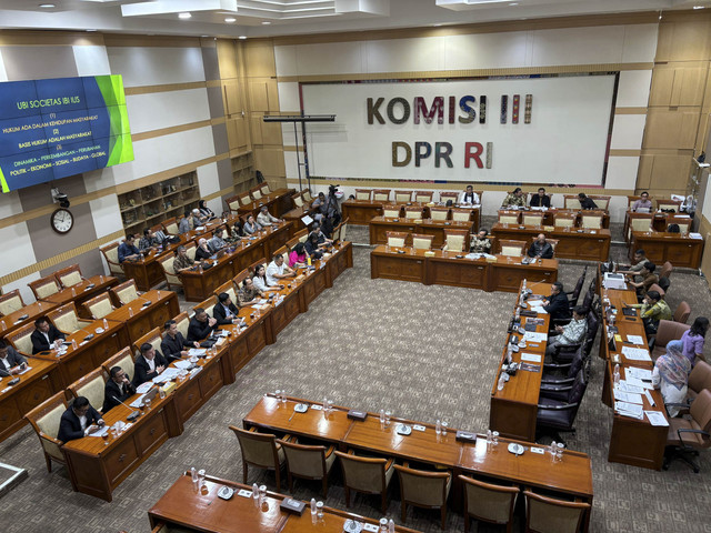 RDPU Komisi III bersama Guru Besar Antopologi Hukum Fakultas Hukum UB Prof. Dr. I Nyoman Nurjaya, S.H., M.S, Lokataru Foundation, Koalisi Nasional Organisasi Disabilitas, dan Aliansi Advokat Pemerhati Keadilan terkait RKUHAP, Senin (29/9/2025). Foto: Abid Raihan/kumparan