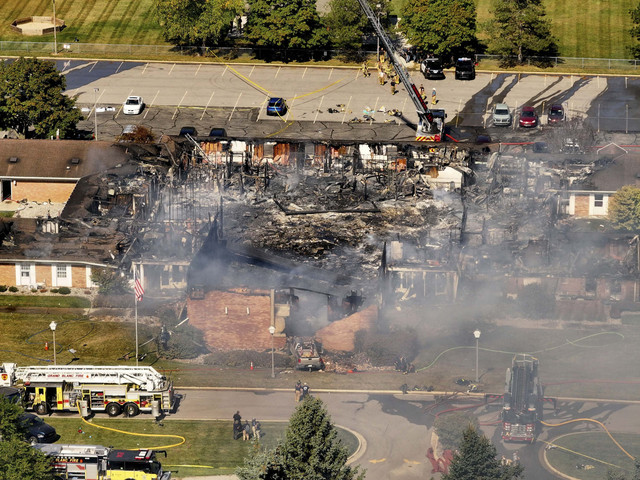 Tim tanggap darurat merespons penembakan dan kebakaran di Gereja Yesus Kristus dari Orang-Orang Suci Zaman Akhir, di Grand Blanc, Michigan, Minggu (28/9/2025). Foto: David Guralnick/Detroit News via AP