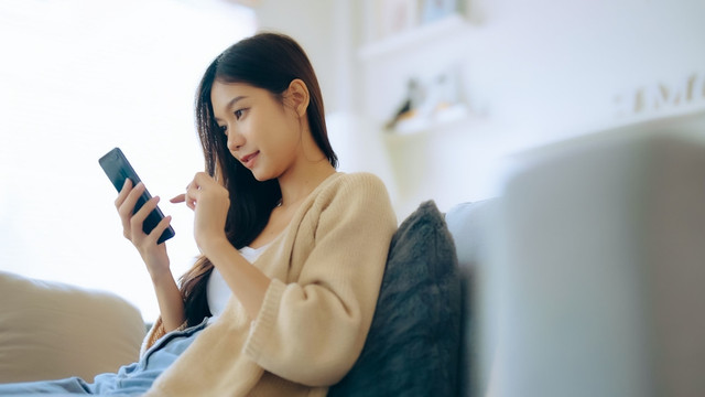 Ilustrasi mengajukan pinjaman daring. Foto: Shutterstock