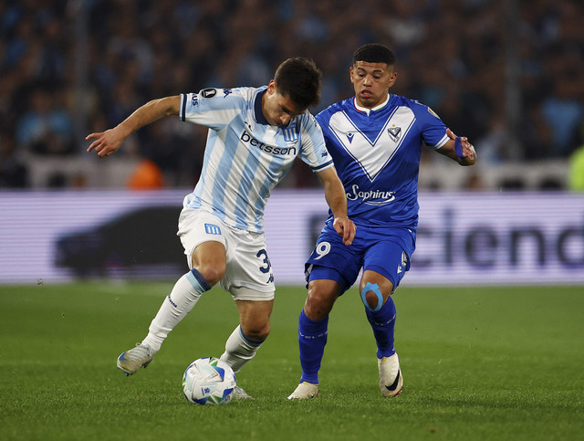 Agustin Almendra (kiri) dari Racing Club beraksi bersama Imanol Machuca (kanan) dari Velez Sarsfield pada Perempat Final Leg Pertama Copa Libertadores antara Velez Sarsfield vs Racing Club di Estadio Jose Amalfitani, Buenos Aires, Argentina (23/9/2025). Foto: Agustin Marcarian/REUTERS