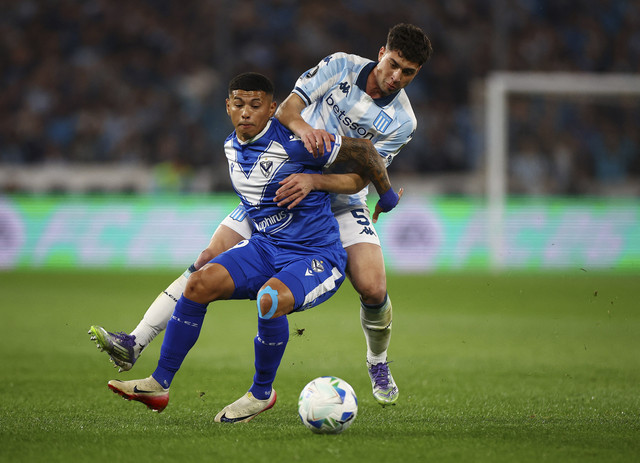 Imanol Machuca dari Velez Sarsfield beraksi bersama Juan Nardoni dari Racing Club pada Perempat Final Leg Pertama Copa Libertadores antara Velez Sarsfield vs Racing Club di Estadio Jose Amalfitani, Buenos Aires, Argentina (23/9/2025). Foto: Agustin Marcarian/REUTERS