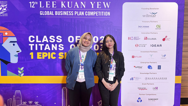 Co-Founder Oculab Bunga Aura Prameswari dan Indri Klarissa Ramadhanti (hijab) dalam acara Lee Kuan Yew Global Business Plan Competition di Singapore Management University, Senin (29/9/2025). Foto: Ave Airiza Gunanto/kumparan