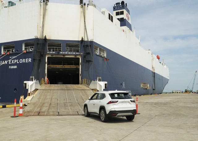 Aktivitas ekspor mobil Toyota Indonesia melalui Pelabuhan Patimban. Foto: Dok. TMMIN
