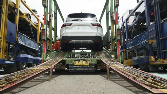Aktivitas ekspor mobil Toyota Indonesia melalui Pelabuhan Patimban. Foto: Dok. TMMIN 