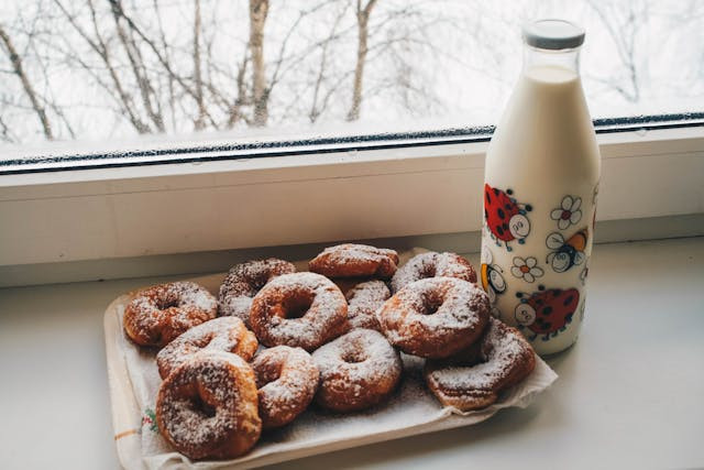 Krispy Kreme birthday treat. Foto hanya ilustrasi bukan sebenarnya. Sumber foto: Pexels/Kristina Paukshtite