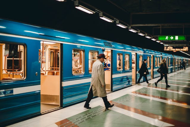 Harga tiket kereta api Surabaya-Semarang ekonomi 2025. Foto hanya ilustrasi bukan sebenarnya. Sumber foto: Pexels/Elena Saharova