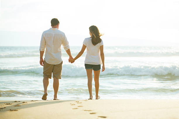 Ilustrasi prompt Gemini AI foto berdua di pantai. Foto: iStock