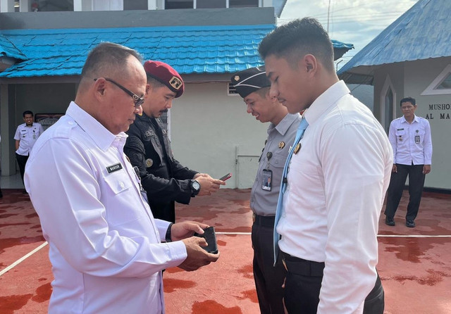 Cegah Judi Online, Kalapas Takalar Cek Ponsel Petugas