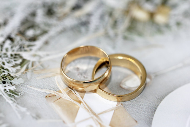 Ilustrasi prompt Gemini AI pasangan prewedding adat Sunda. Foto: Unsplash 
