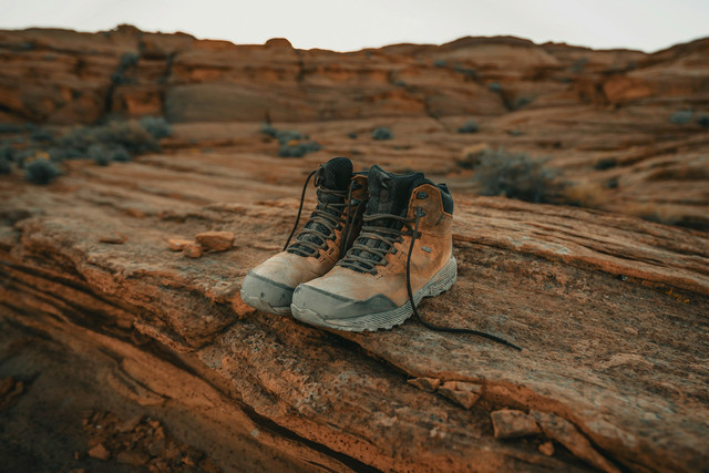 Ilustrasi Sepatu Gunung Eiger Wanita Terbaik. Sumber: Unsplash/ClayBanks