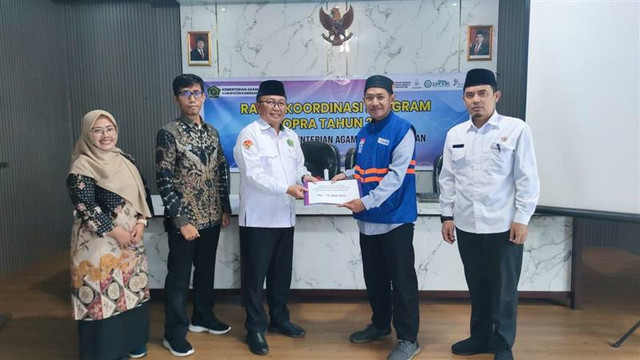 Penyerahan Donasi Palestina sebesar Rp. 10 Juta Rupiah dari Keluarga Besar Raudhatul Athfal Kuningan (Sumber : DT Peduli)