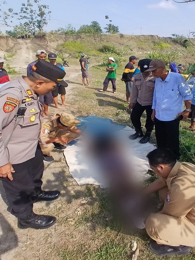 Petugas saat lakukan identifikasi korban meninggal akibat tersengat listrik di Desa Katur, Kecamatan Gayam, Kabupaten Bojonegoro, Jawa Timur. Senin (29/09/2025) (Aset: Istimewa)