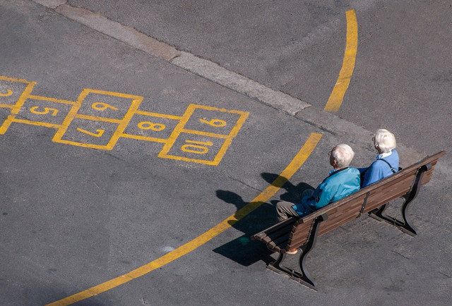 Dua lansia duduk di bangku taman, simbol kehidupan aktif dan bermartabat di usia lanjut (Sumber: pixabay.com)