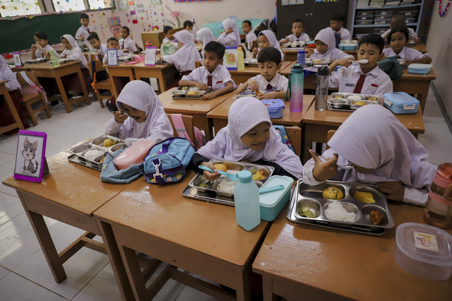 Sejumlah siswa menyantap makanan dari program Makan Bergizi Gratis (MBG) di SDN Pejaten Barat 1 Pagi, Jakarta Selatan, Senin (29/9/2025). Foto: Jamal Ramadhan/kumparan